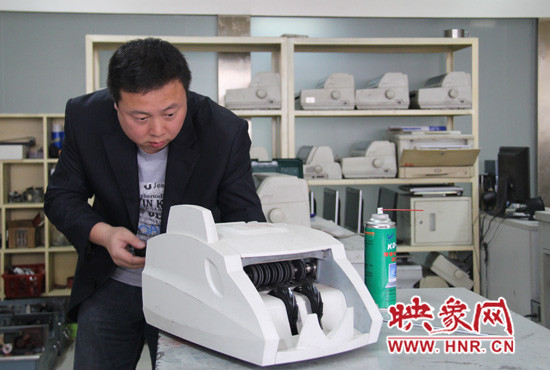 陸涌每天的工作就是和機器“談心”、發(fā)現(xiàn)故障、修好它們。