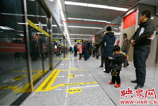 小朋友在等候區(qū)內(nèi)等待地鐵。