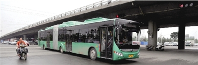 昨日上午，一輛B3快速公交測試車行駛在西三環(huán)的線路上。