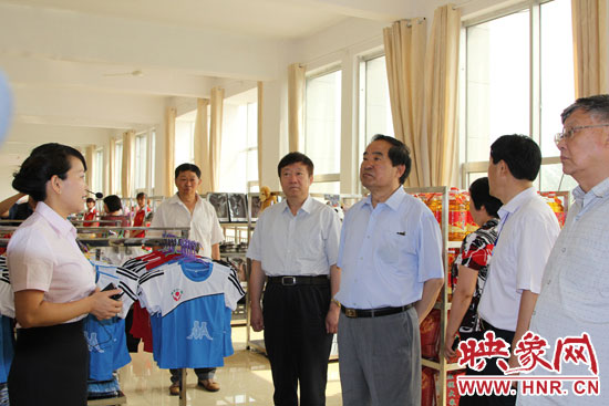 與會領(lǐng)導(dǎo)實地考察林州基層慈善組織建設(shè)情況 與會領(lǐng)導(dǎo)實地考察林州基層慈善組織建設(shè)情況