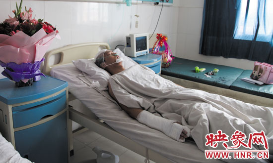 梁亮顱骨骨折、右胳膊肌腱被砍斷,手指受傷。