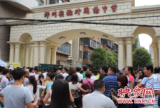 考試快結(jié)束時，陪考的家長涌入學(xué)校接孩子。