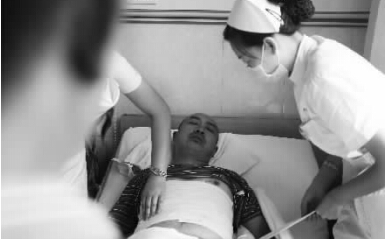 昨天，鄭州市第一人民醫(yī)院，被打傷的鄭州管城區(qū)執(zhí)法隊(duì)員唐建偉在接受治療。