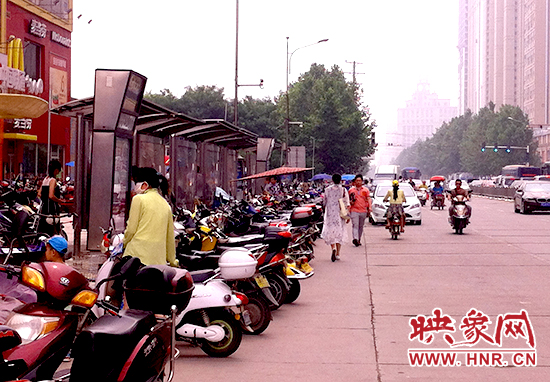 東風(fēng)路百腦匯公交站牌停滿(mǎn)了電瓶車(chē) 東風(fēng)路百腦匯公交站牌停滿(mǎn)了電瓶車(chē)