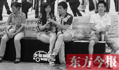 昨天，火車站地一大道納涼點已有許多市民坐在商場的椅子上乘涼