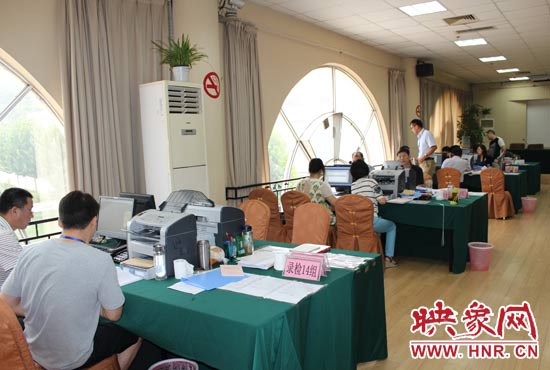 高招錄取現(xiàn)場錄檢組工作人員正在緊張工作中。