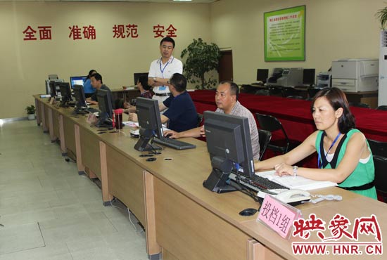 今年我省高招錄取工作正在平穩(wěn)正常開展，圖為投檔組工作人員。