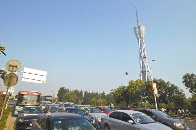 航海路中原福塔門前調(diào)頭口被封閉，等待左轉(zhuǎn)調(diào)頭的車輛排起長隊。