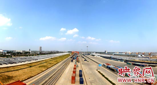 鄭州鐵路集裝箱中心站內(nèi)，滿載貨物的國際班列從這里開出。段晉哲/攝