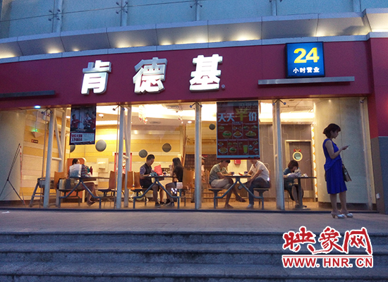 商城路與人民路交叉口處的肯德基生意看不出受到影響 商城路與人民路交叉口處的肯德基生意看不出受到影響