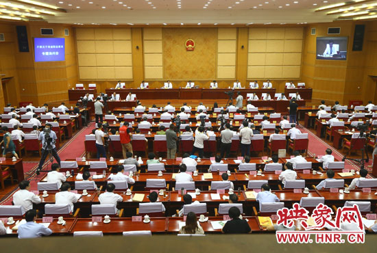 7月29日下午，河南省十二屆人大常委會第九次會議召開關于職業(yè)教育專題詢問會。