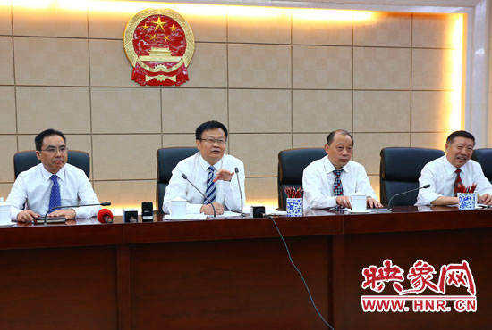 專題詢問會結束后，省人大組織召開記者提問會。