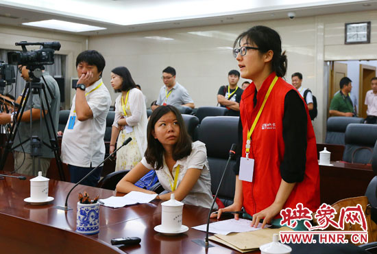 映象網(wǎng)記者就網(wǎng)友關心熱點問題向省教育廳副廳長尹洪斌提問。