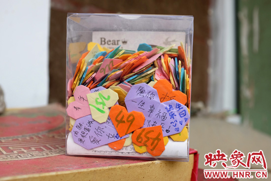 王書佳的床邊放著一個玻璃瓶子，里面是521顆紙心，是生日的時候同宿舍的朋友送給她的。