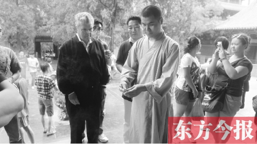 英語熟練的釋延政在少林寺接待外國(guó)游客
