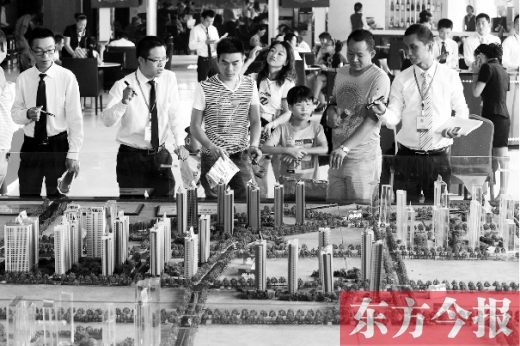 昨天上午，在鄭州市區(qū)一售樓部?jī)?nèi)，看房的顧客比平時(shí)多了不少