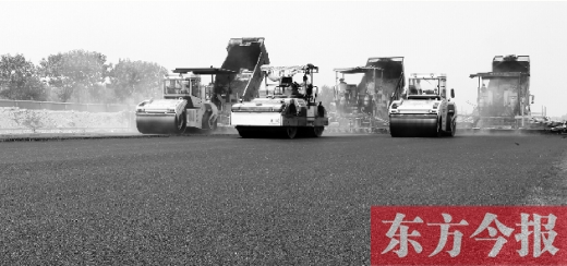 鄭州通航試驗(yàn)區(qū)上街機(jī)場(chǎng)的改擴(kuò)建工程正在緊張施工，寬闊的跑道已經(jīng)基本竣工