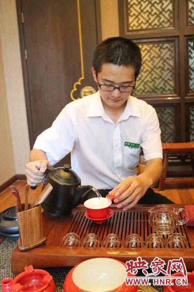 1、水壺里的水煮沸，李克勤把茶葉放進(jìn)茶荷里，準(zhǔn)備溫杯沖茶