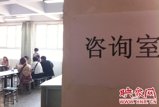 在金水區(qū)教體局設(shè)立的“復(fù)議”現(xiàn)場(chǎng)，家長(zhǎng)們提出了各式各樣的問(wèn)題。