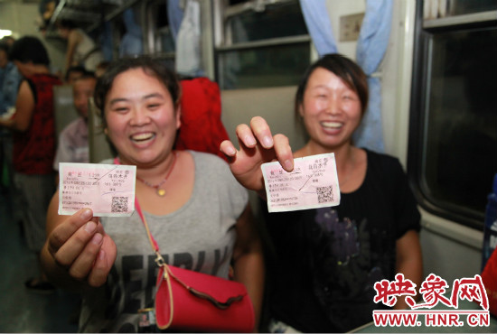 進(jìn)疆棉農(nóng)展示前往烏魯木齊的車票。