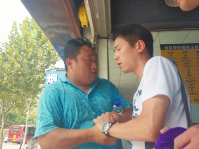 記者正查看照片，突遭藍(lán)衣男強(qiáng)搶手機(jī)。