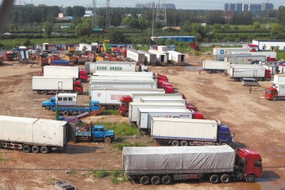 抓賭前，處警民警就藏身在這些廂式貨車內(nèi)。