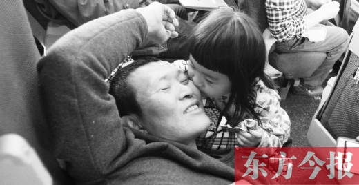 女兒嘟嘟不時(shí)的親吻是他最好的“鎮(zhèn)痛藥”。