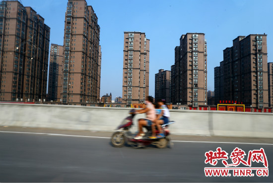 三環(huán)快速路開通后，仍有一些電動車違規(guī)上橋。