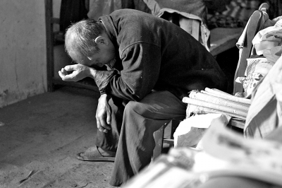 妞妞的爺爺至今仍深陷自責(zé)與悲傷之中,不能自拔。