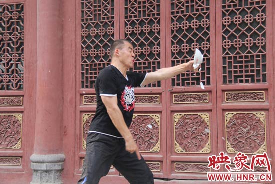 樊偉鵬展示其單指碎碗的絕技。