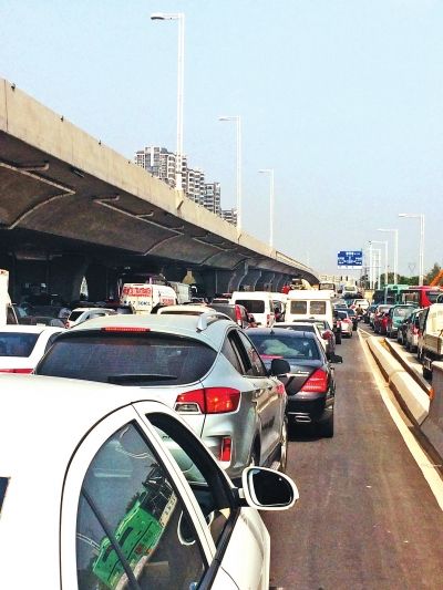 因塌方，中原路西三環(huán)交叉口附近擁堵嚴(yán)重