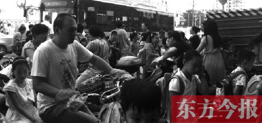 9月4日下午，文化路一小附近，大批陪讀家長接孩子。