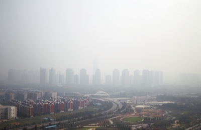 玉米秸稈煙淹了“大玉米”10月7日，霧霾籠罩下的鄭東新區(qū)CBD。