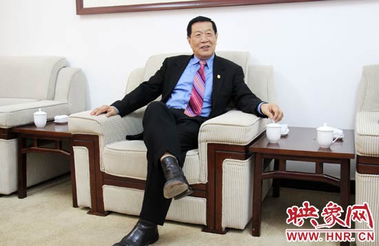 以精湛讀到的刑偵鑒識(shí)技術(shù)享譽(yù)國際的李昌鈺博士，被譽(yù)為“當(dāng)代福爾摩斯”。