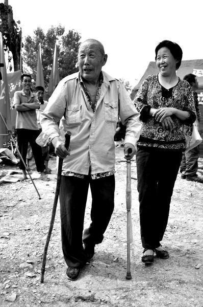 2011年6月26日，何兆勝在三女兒的陪伴下漫步在搬遷現(xiàn)場。