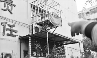 發(fā)生矛盾的一二樓鄰居，喇叭就安裝在二樓窗口。