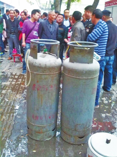 這兩個大塊頭沒事，眾人懸著的心平靜下來。