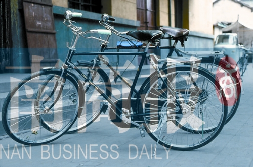 自行車是那時最時髦的交通工具，路邊清一色是“飛鴿牌”
