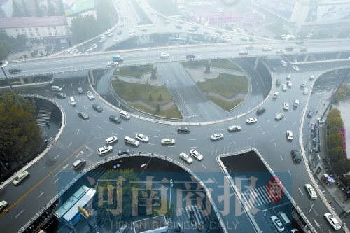 紫荊山立交橋，如今是許多人上下班的必經(jīng)之路