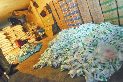 大袋的飼料添加劑氯化鈉經(jīng)過(guò)仿冒加工，就變成了小袋的食用碘鹽。