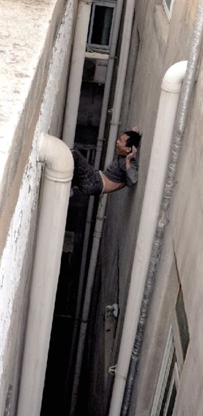 就在民警緊急施救時(shí)，他從兩樓之間摔下。