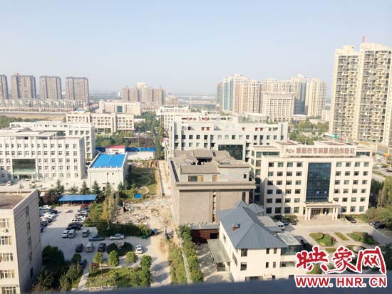 一座4層的建筑樓頂蓋上了四合院。