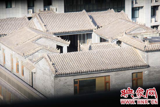 這座建筑里面的裝修奢華考究，門窗和吊頂均為紅木。