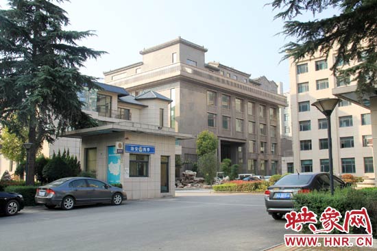 據(jù)這座建筑的一名工作人員稱，整座建筑為海龍集團(tuán)所有，房屋建成之后用作公司紅木家具展示。