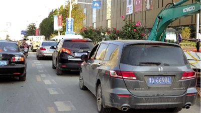 中原路華山路口，花壇擋了進(jìn)入地下商場的車流