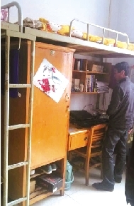 家人拍攝的孫慧博宿舍高低床照片。