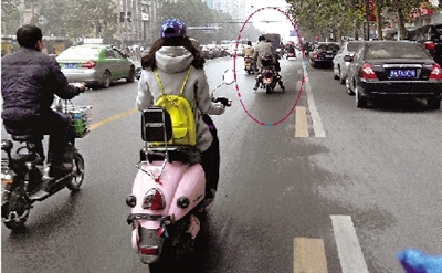 女摩的司機(jī)騎得飛快，闖了3次紅燈