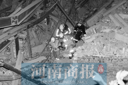 昨晚8點(diǎn)30分，消防員從廢墟中救出一名被埋者