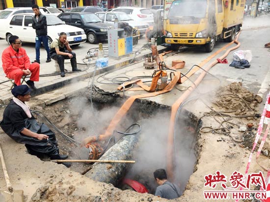 工人連續(xù)奮戰(zhàn)十幾個(gè)小時(shí)了 工人連續(xù)奮戰(zhàn)十幾個(gè)小時(shí)了