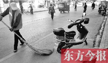 昨日，鄭州市中州大道上，穿梭于車流中上崗的環(huán)衛(wèi)工